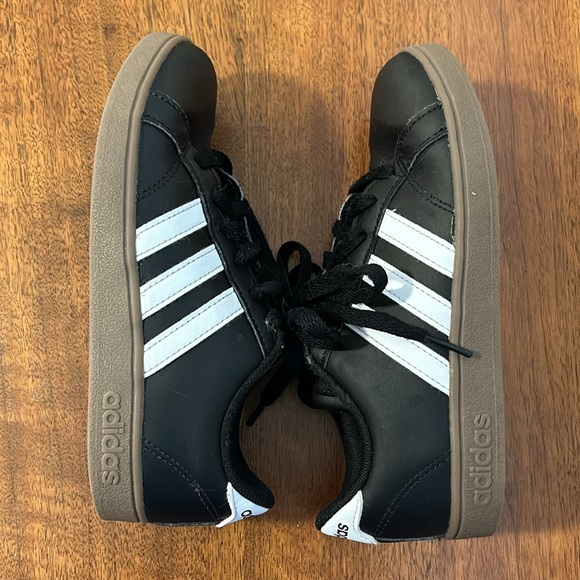 Adidas Black Synthetic Leather Youth Sneaker Size 2 - Picture 3 of 7